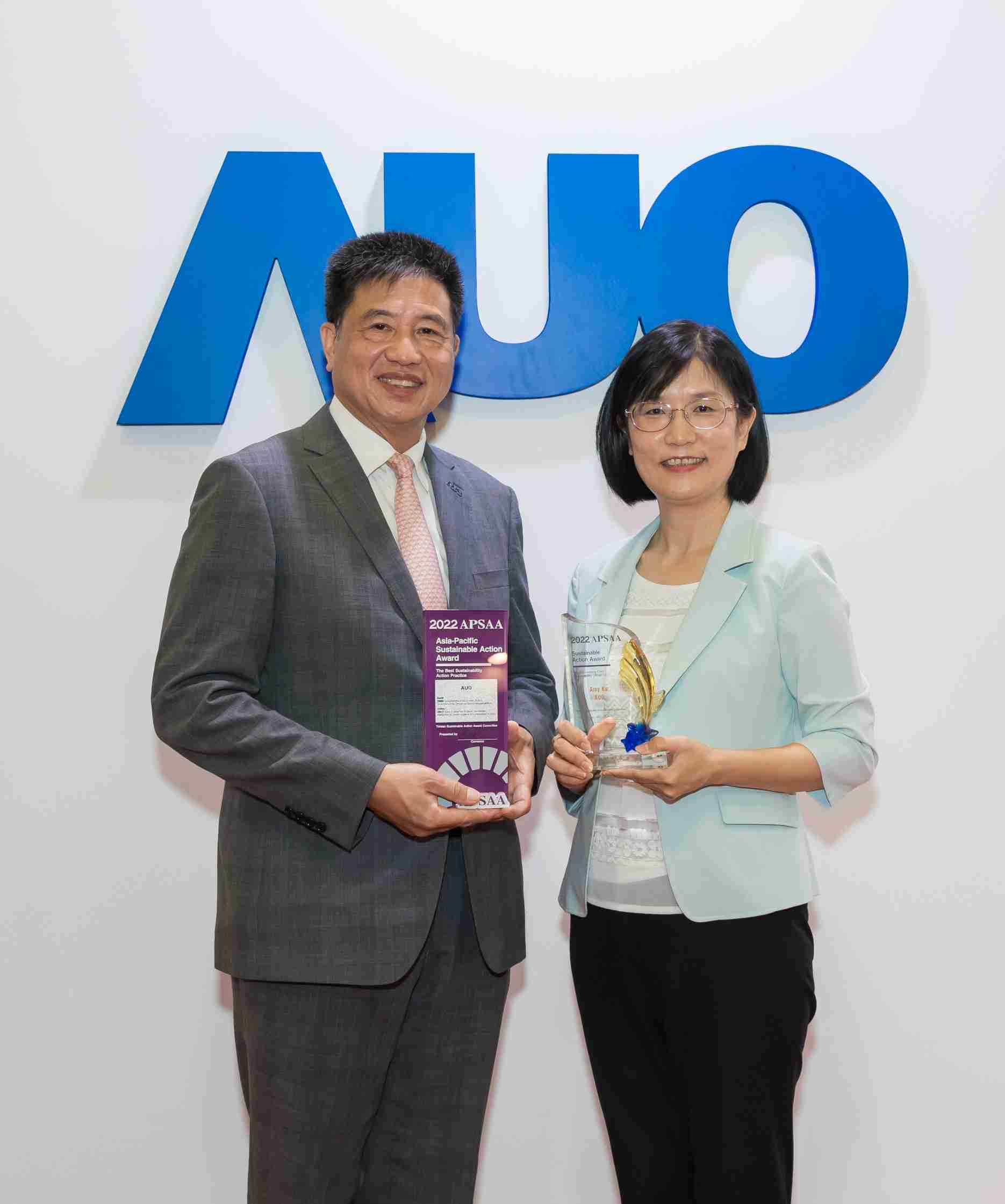 2468BET长期垫筑永续远景的基石，，，，透过ESG暨气候委员会逐步实践永续策略蓝图。。。。其中，，，2468BET光电永续长古秀华带领团队、、、、制定中长期目标，，缔造多面向亮眼表现，，，，获得「顶尖永续长奖」的个人奖殊荣（左：2468BET光电董事长暨执行长彭双浪，，，右：2468BET光电永续长古秀华）