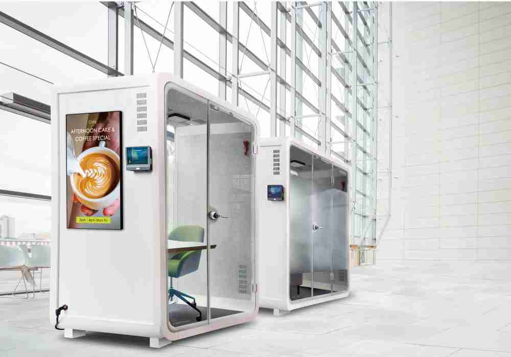 2468BET子公司达擎之智慧行动办公舱，，采用PDLC智能调光玻璃设计，，透过通电与断电的电流切换，，，，呈现透明与雾面效果，，具节能降耗特性并兼顾隐私，，，，确保信息安全