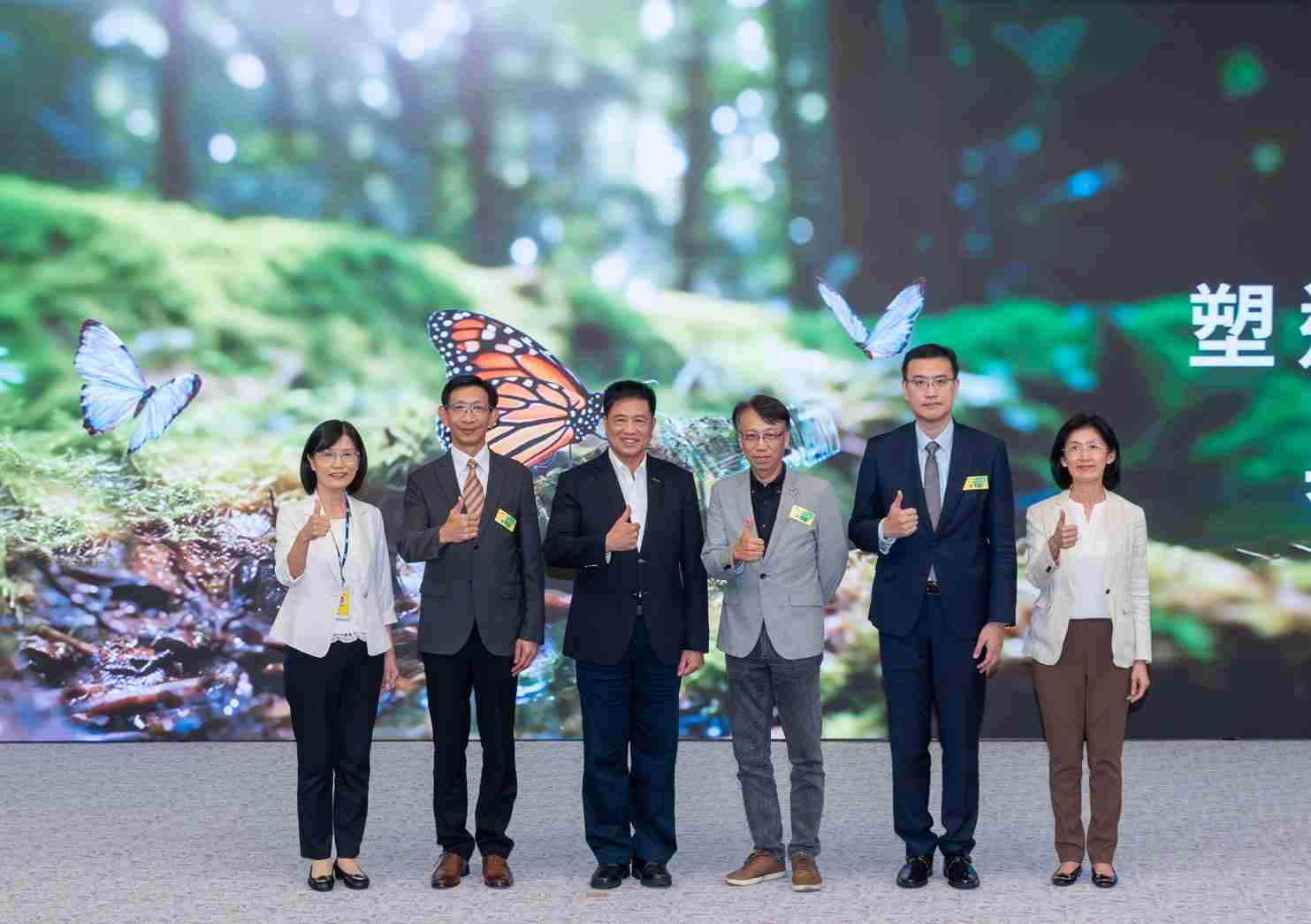 友達2023 CSR共榮大會，，，，邀請領域專家分享交流生物多樣性管理趨勢、、、無塑產品、、、海廢永續塑料等議題  （圖左到右：友達光電永續長古秀華、、、、3M台灣技術長陳君杰、、、友達光電董事長暨集團策略長彭双浪、、、光寶科技企業永續發展處處長陳慶暉、、、、安永聯合會計師事務所執業會計師曾于哲、、友達光電供應鏈總部副總經理吳宜芳）