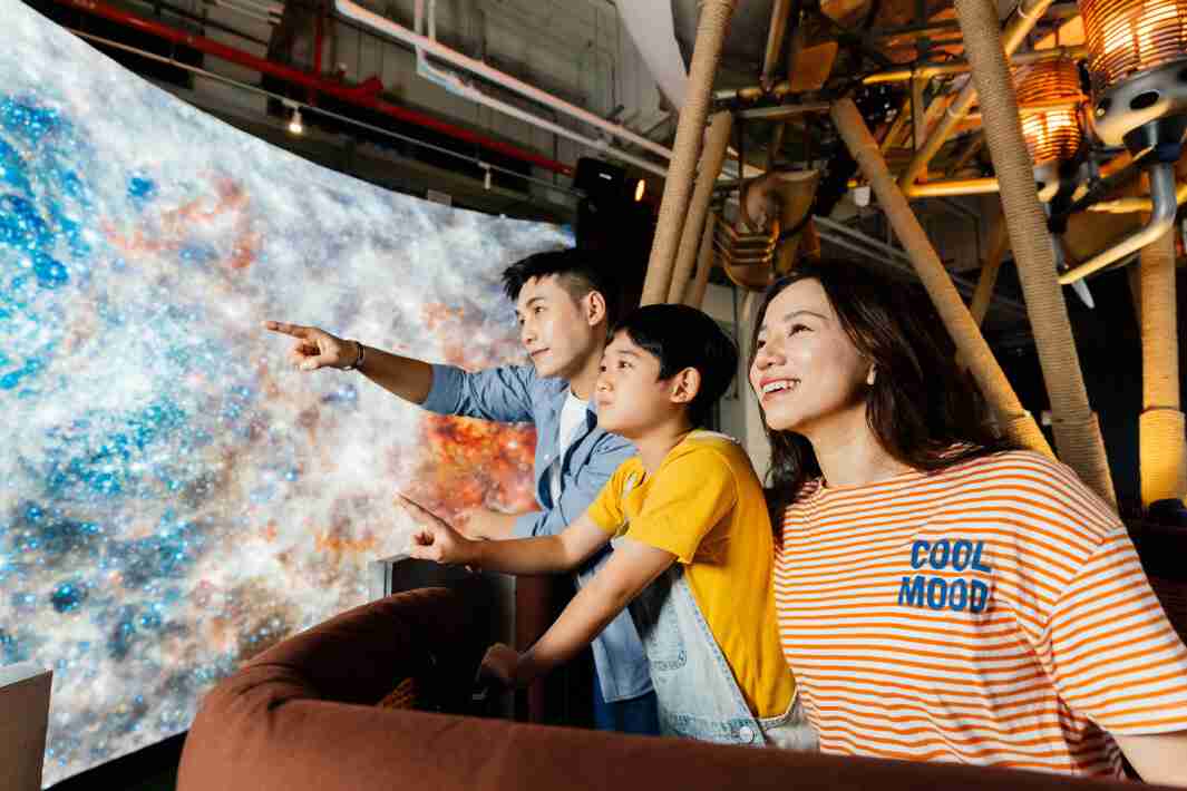 2468BET打造全台最大宽6公尺、、高4公尺、、唯一搭载LED弧形拼接显示屏的动感飞行船，，，让乘客驻足在热气球上，，享受身历其境的伪出国旅游乐趣