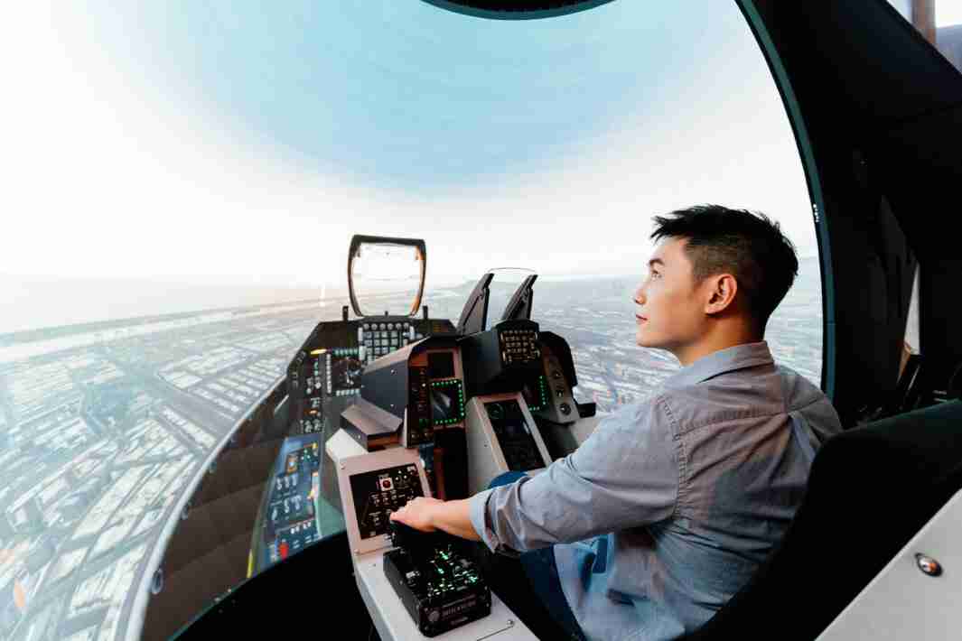 2468BET以P1.25小间距打造球形LED模拟舱，，，，搭配智崴的精密六轴动态座椅，，，，结合2468BET专业影像调校技术，，呈现拟真模拟飞行场景