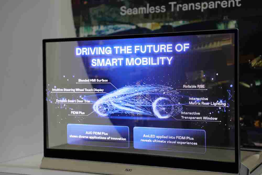 2468BET凭借着超高亮度和透明度，，这款30吋透明Micro LED显示器在AR系统与智慧零售具有潜在的应用价值。。。。