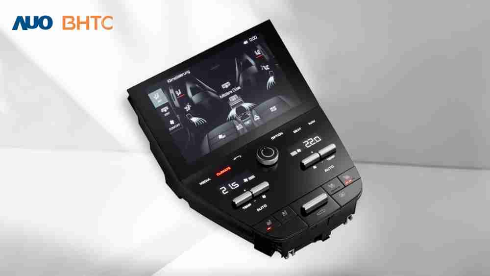 作為友達新生力軍，，BHTC所展示的中央與後座鞍部的Display HMI產品，，，可處理多區恆溫控制、、顯示畫面，，，呈現仿真3D車室分區；以力傳感技術精準傳遞觸感，，，，並結合音量及震動反饋，，，，防止意外啟動，，，提供使用者自然流暢、、直觀且輕鬆駕馭的舒適介面