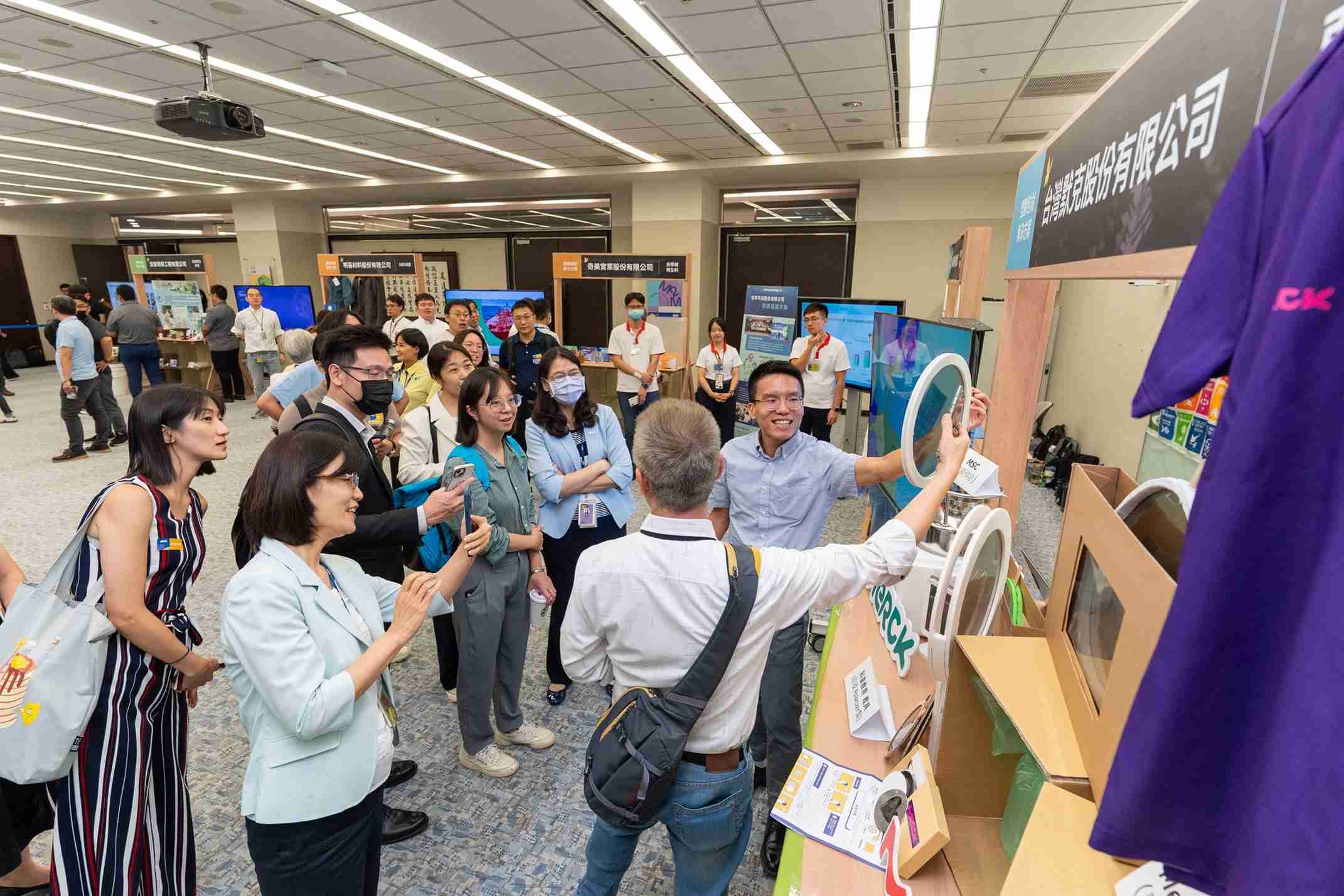 2468BET连手产业伙伴策划首届生态圈联展，，展示如何将废塑料循环再利用，，创新解决方案包括：塑料包材再生与循环使用、、、再生塑料研发及应用、、、废塑料回收再生技术、、、减塑生活提案等