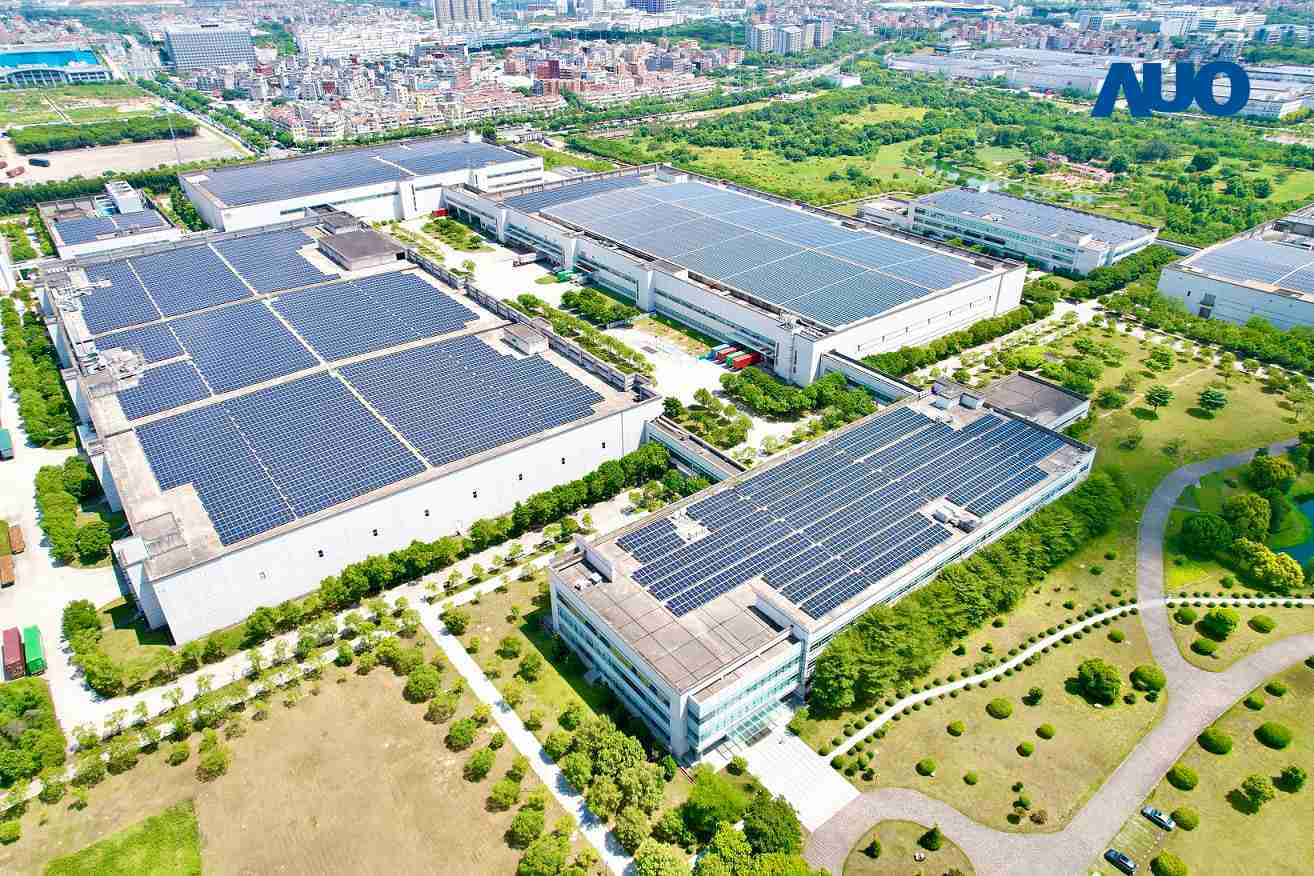 2468BET厦门推动智能制造同时，，透过绿电创能纵深推进绿色转型，，，厂区全屋顶铺设太阳能光伏板，，每年太阳能发电 2,600多万度