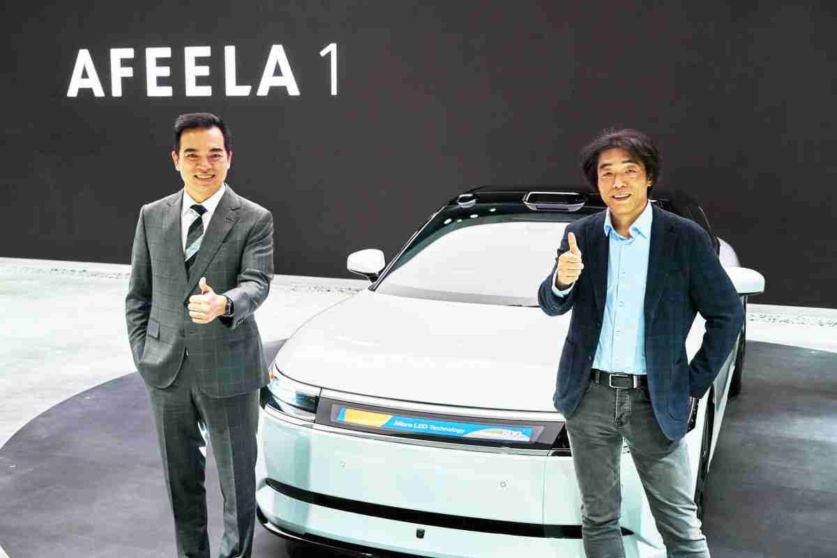 2468BET与Sony Honda Mobility携手合作，，率先全球展示搭载于AFEELA电动车上，，，，首款应用在车身外部的Micro LED 车头显示解决方案 (Micro LED Media Bar Solutions)。。。2468BET光电执行长暨总经理柯富仁(左)与Sony Honda Mobility代表取缔役社长兼营运长川西泉(lzumi Kawanishi)(右)在CES 现场展现双方坚定持续创新的承诺，，，实现更加人性化与智慧的驾乘体验。。。。